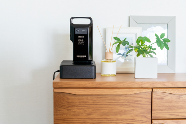 インテリアに馴染むシンプルかつコンパクトなデザインに.。従来モデルに比べ、サイズが約40％小さくなったことで、玄関などの狭いスペースでも充電可能。使用しない時は立てて置くと、接地面積は通常時の半分以下になり、場所を取らずに収納することができます。