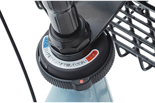 リングを回すだけでハンドルのふらつきを抑止するパーキングストッパー。駐輪時や荷物を載せ降ろしするときも安心。