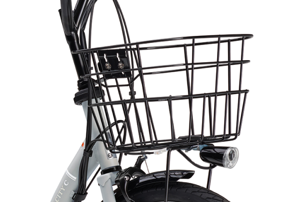 お買い物や通勤などに便利。車体デザインとマッチする、約14リットルのフロントバスケットを標準装備。（328×270×195mm）