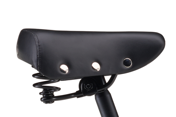 乗り心地も快適、デザイン性に優れた鋲打ち&レザーテイストの大型テリーサドルを採用。