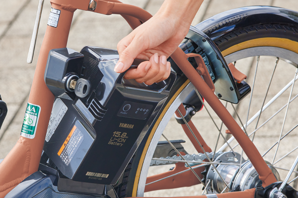 軽量・小型化したバッテリーで自転車からの取り外ししやすく、持ち運びもしやすいか形状に。充電器サイズが小さくなったことで、玄関などの狭いスペースでも充電可能。使用しない時は立てて置くと、接地面積は通常時の半分以下になり、場所を取らずに収納することができます。