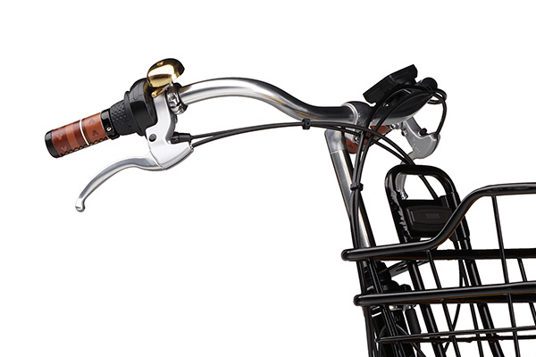 お子様乗車時もリラックスしたキレイな姿勢をキープでき、パパもゆったり乗れる、操作もしやすいハンドル形状です。