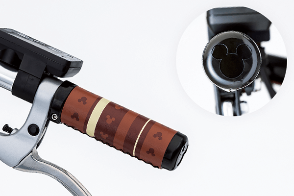 グリップエンドにもミッキーが。自転車に乗るだけでなく、見ても楽しめる工夫がたっぷり。