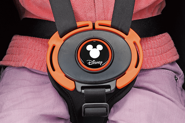 お子様の命を守る大切なシートベルトにもミッキーが登場。