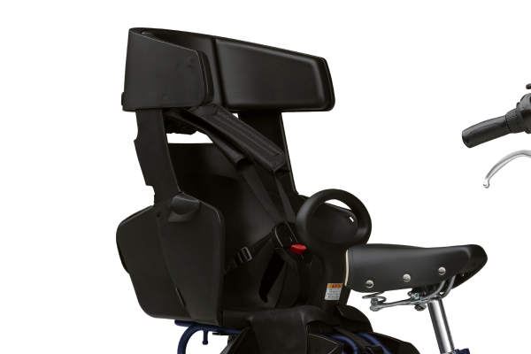 頭部を270度包み込むリヤチャイルドシートなので、ヘルメットでカバーしきれない顔の側面まで守ります。