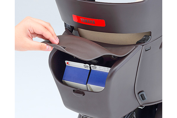 チャイルドシートの背面にはお子様の靴や雨具入れにも便利です。（画像は350mlの牛乳パック×２本）