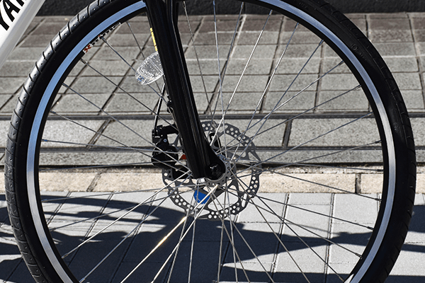 フロントには優れた制動力とコントロール性を両立するディスクブレーキを採用。