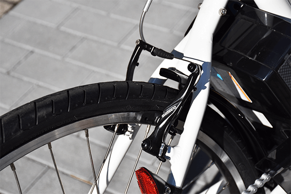 優れた操作感と制動力を発揮するVブレーキを後輪に採用。