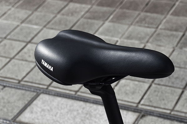 スポーティな形状でありながら、高いクッション性を備え、長距離走行も快適。