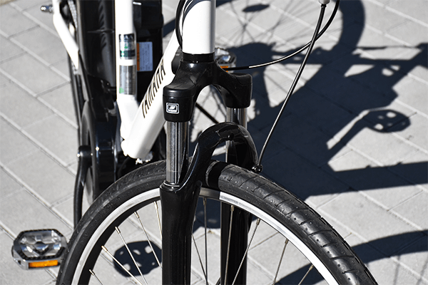 路面からの衝撃を吸収するサスペンションを搭載。クロスバイクならではの走りが楽しめます。