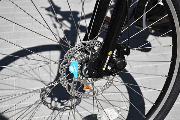 スパナなどの工具を使わずに簡単に車輪の着脱が可能。