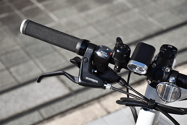 指先で簡単にギアを変更できる、変速機を搭載。