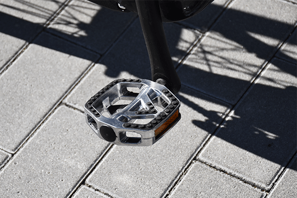 滑り止めが付いた幅が広いペダルを装備。踏み込んだときにも滑りにくい。