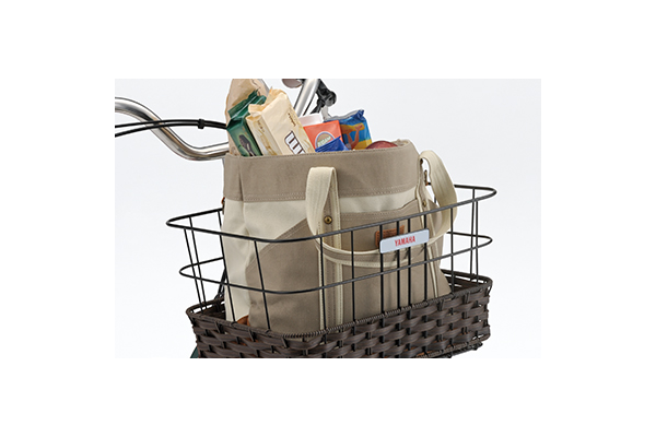 たくさんの荷物もしっかり収納する容量約21リットルのバスケットを装備！デザイン性にもこだわった籐風カゴでおしゃれ。開口部内側寸法[396×282×219](mm)