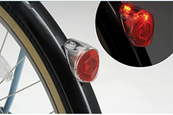 太陽光で充電し、夜になると自動点滅するテールランプです。