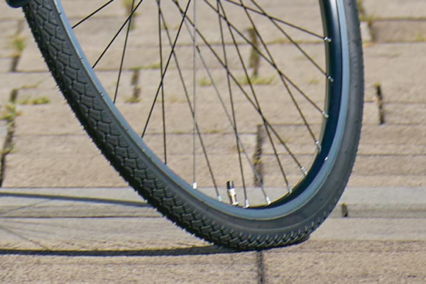 スポーティで安定感のある走りを実現する700×38Cタイヤを採用。