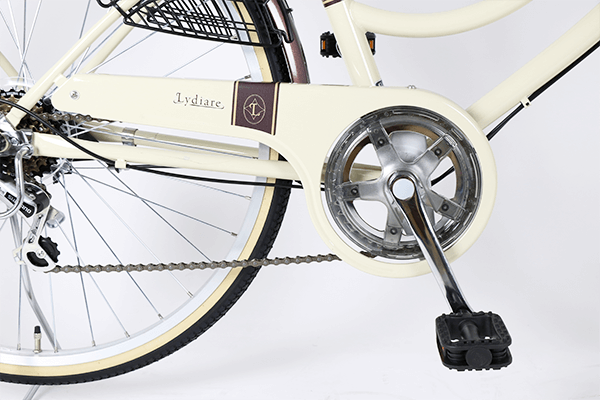 走行中、チェーンによる裾汚れを防ぎます。