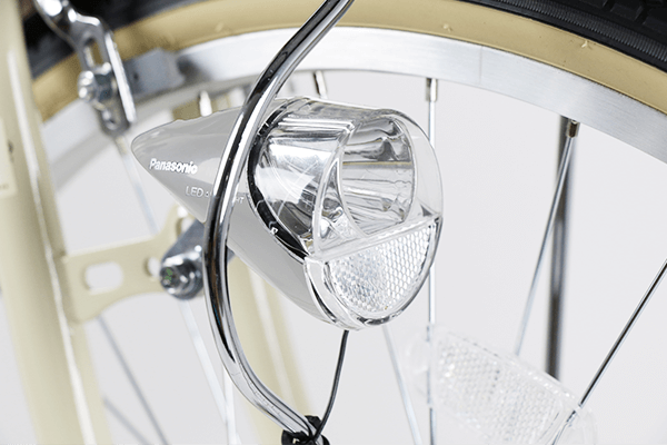 暗くなると自動点灯するオートライトを搭載。LED採用で明るさも十分です。