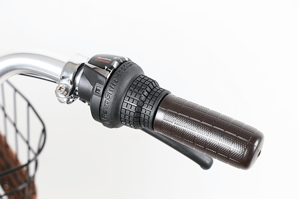 ハンドルを握ったままギアを変更できるシマノ製のグリップシフト。