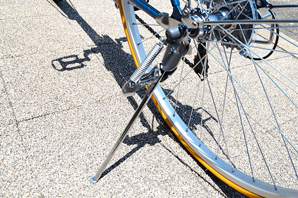 停車時に必須になるスタンドをスポーツ車にも標準搭載！