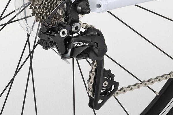ロードバイクとしての性能を発揮するため22段変速のシマノ105シリーズを採用。