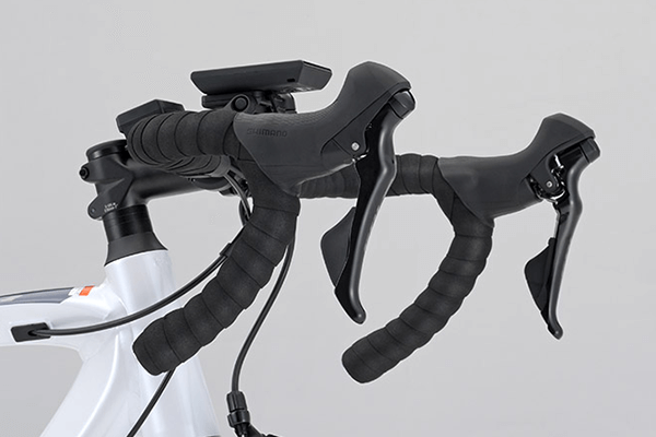 長距離走行に適した複数のポジションをとることのできるドロップハンドル。