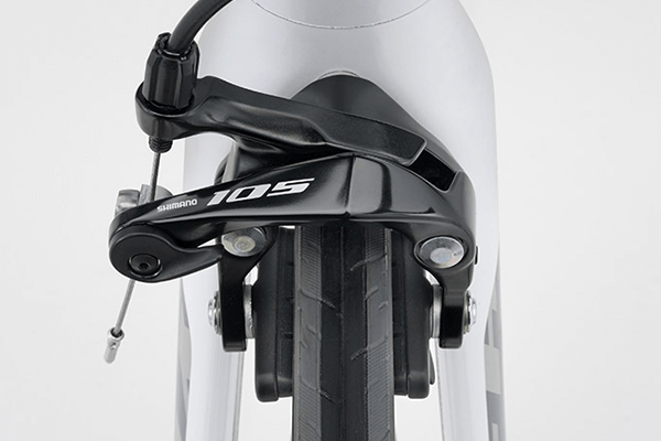 シマノ105のキャリパーブレーキを前後に装備し、安心の高い制動性能を確保しています。