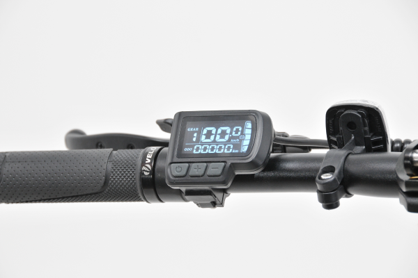 時速、走行距離、走行時間、バッテリー残量などを表記しアシストレベルを操作するコントローラー。