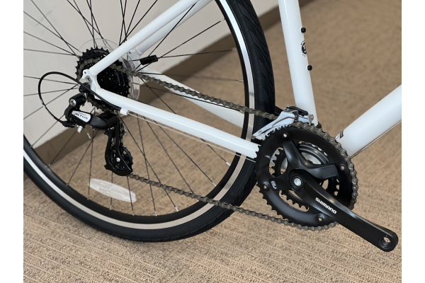 クランクを含め駆動系パーツはシマノ製で統一。