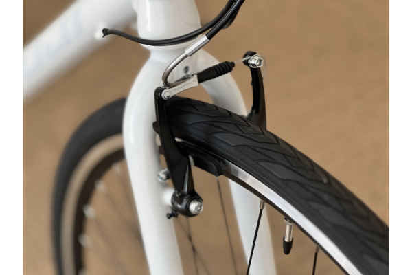 スポーツ走行に必要な制動力を持ったVブレーキです。