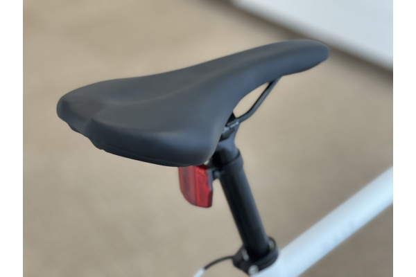 バイクのデザインを損なわないシンプルなサドルが備えられます。