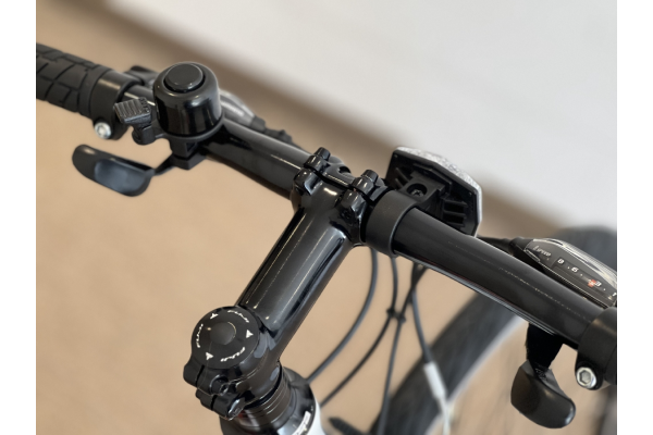 ハンドル周りはオールブラックの仕様。