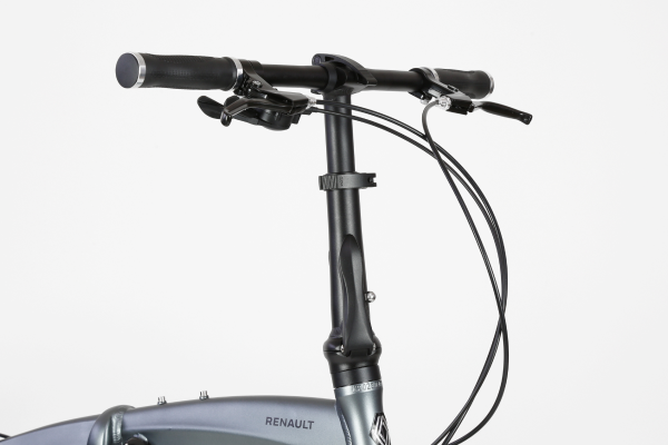 簡単に折りたためるジョイントレバーと高さ調整機能付きハンドルステムを装備。