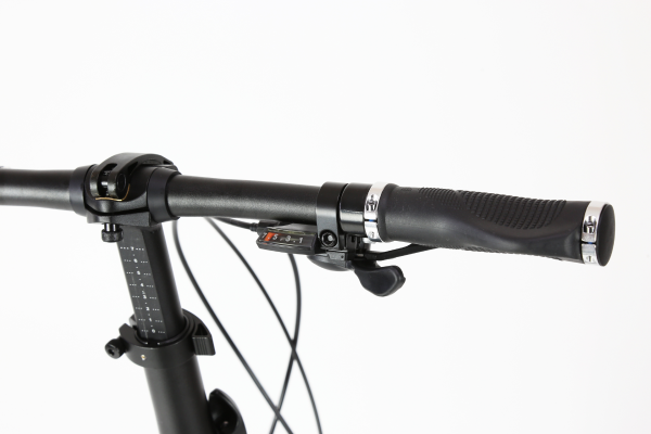 ハンドルから手を放さず簡単に操作できるシフター。