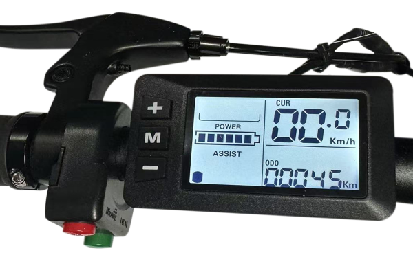 手元の操作でモードとライトの操作が可能。走行速度と走行距離も表示されます。