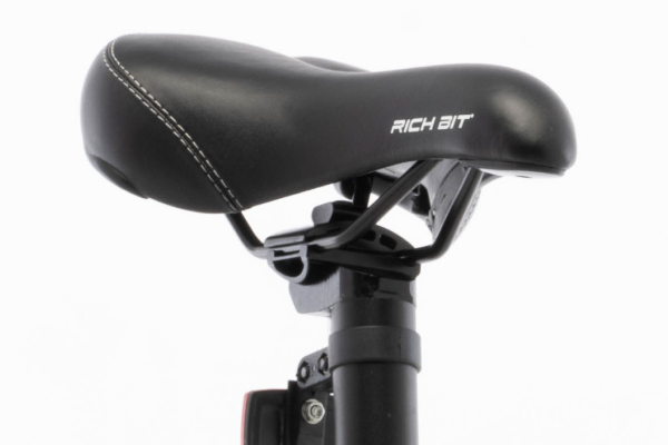 快適なスポーツタイプシートクッション。サドル高さは慎重にあわせて140cm~190cmの方までご利用いただけます。