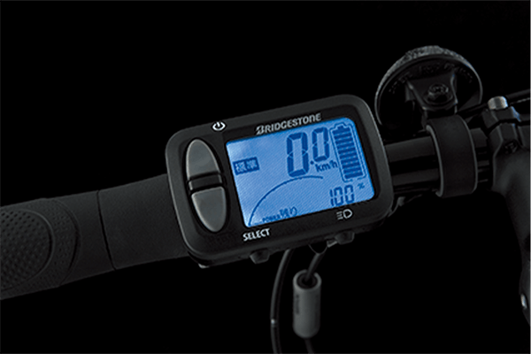 速度やバッテリー残量だけでなく、消費カロリー機能などうれしい機能を搭載！バックライト付きで夜でも見やすい！