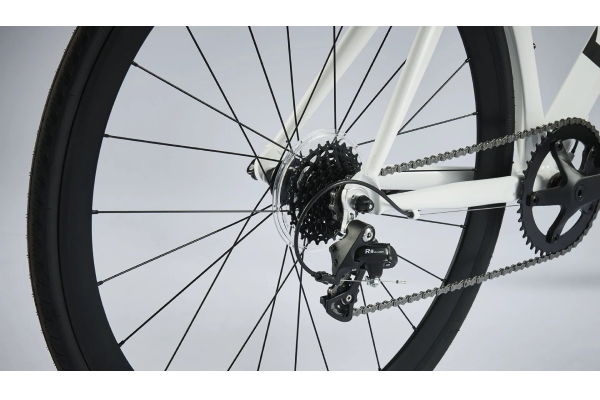 外装8段変速でストリートには十分なギアを選択。