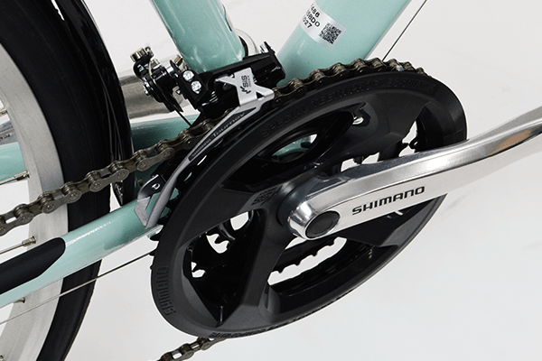 信頼性の高いシマノ製フロントディレイラーを搭載。確実な変速を実現します。