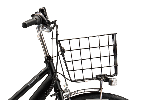通勤バッグも収まるワイヤーバスケットを標準装備