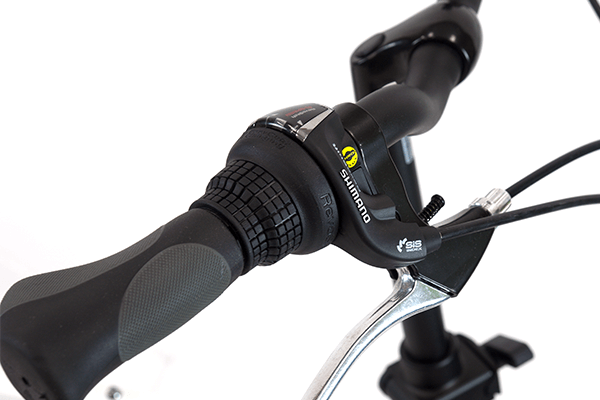 手にフィットするグリップ。変速はハンドルを握ったままギアを変更できる、シマノ製のグリップシフトを採用。(※生産時期によりブレーキレバーの見た目が若干異なる場合があります)