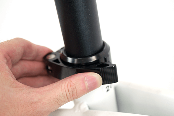 あまり力を入れなくてもサドルの調節が可能なクイックリリースタイプ。