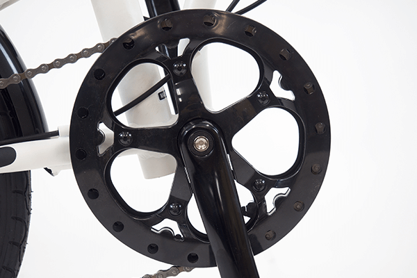 チェーンガードにより、走行中のチェーンによる裾汚れを防ぎます。