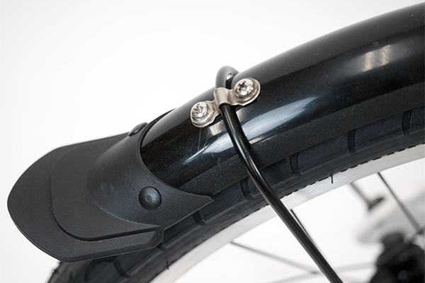 路面の水や小石などによる汚れや傷を防ぐ泥除け付き。