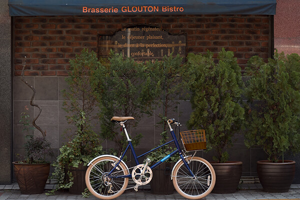 タイヤとサドル、ハンドルは統一感のある色合いに。