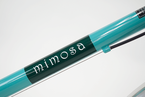 車体の雰囲気に合わせた「mimosa」ロゴ。