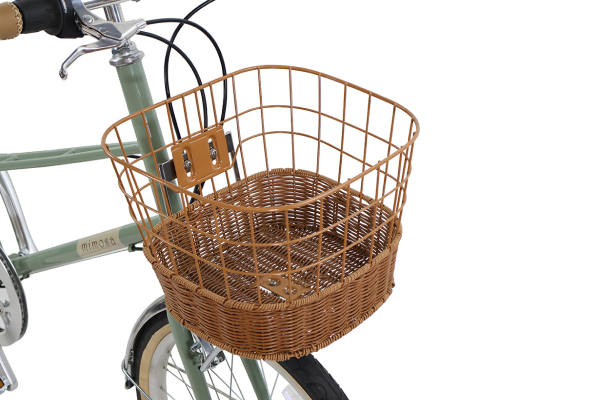 オシャレでかわいい籐風カゴ。目も細かく、小さいものが落ちにくくなっています。