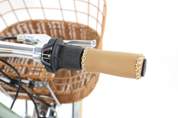 ハンドルを握ったままギアを変更できる、シマノ製のグリップシフトを採用。グリップはおしゃれなレザー調。