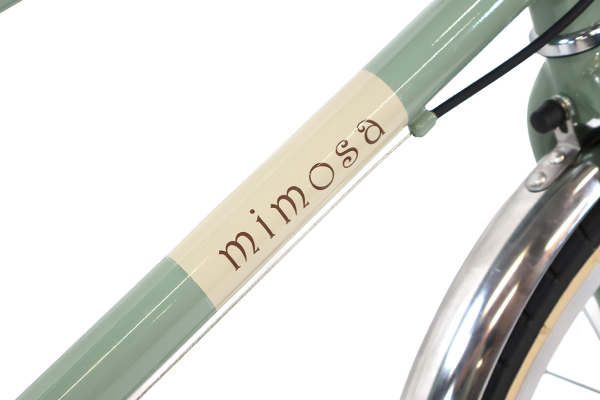 車体の雰囲気に合わせた「mimosa」ロゴ。