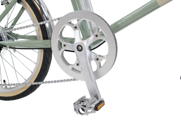 チェーンガードにより、走行中のチェーンによる裾汚れを防ぎます。